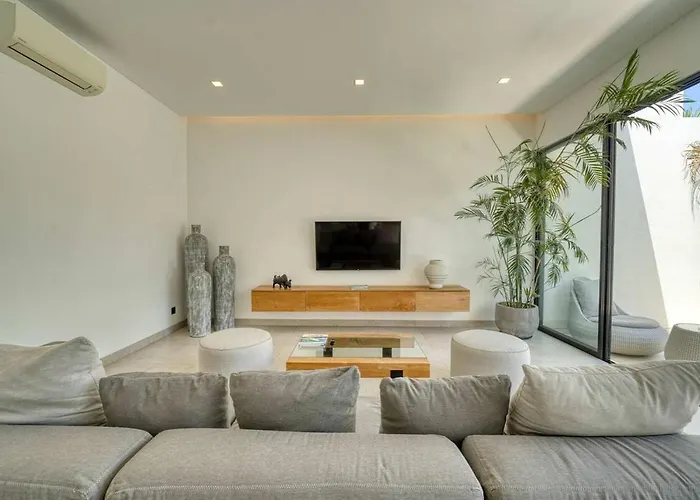 Yuka V3 Modern Tropical 2br With Pool In ヴィラ