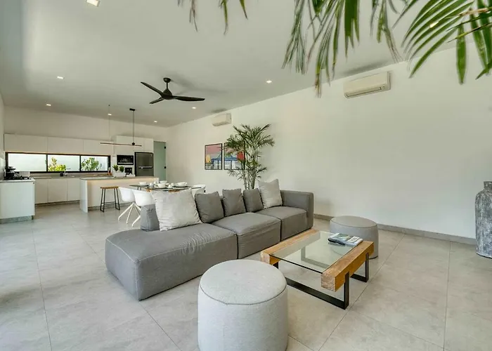 Yuka V3 Modern Tropical 2br With Pool In 塞米亚克